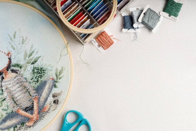 haftowane nici i igły na drewnianym stole